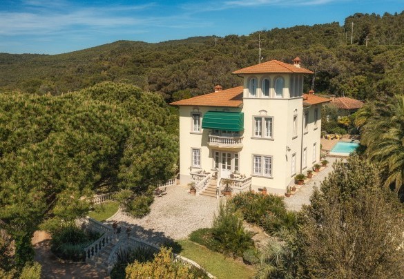 Lo stile liberty ben evidente nel colore giallo tenue dell’intonaco esterno, nel raffinato colonnato che delimita l’area esterna d’ingresso e le eleganti rifiniture ai balconi e alle finestre – Villa Gaius