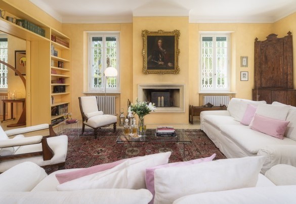 L’ampia zona soggiorno con camino, comunicante, tramite porta scorrevole, con una sala da pranzo di servizio – Villa Gaius