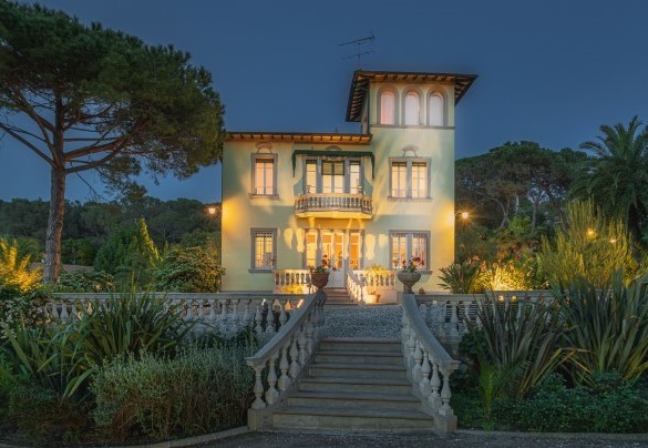 Villa Gaius è immersa nel verde della pineta e della macchia mediterranea, in una posizione sopraelevata – Villa Gaius