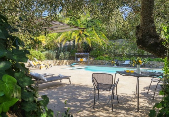 Il giardino è ricchissimo della tipica macchia mediterranea in cui spiccano però bellissime piante di palma che danno al giardino un aspetto molto elegante – Villa Gaius