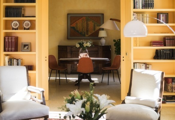 La zona soggiorno comunicante, tramite porta scorrevole, con una sala da pranzo di servizio – Villa Gaius