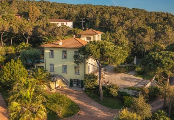Lo stile liberty, molto diffuso in questa zona della Toscana alla fine dell’800, è subito evidente, non appena si entra dal cancello d’ingresso, nel rigoglioso giardino ben organizzato e caratterizzato da una rigogliosa vegetazione – Villa Gaius