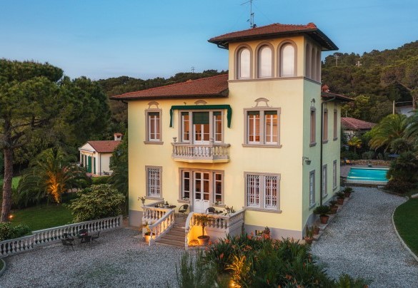 Estremamente caratteristica è la tipica torretta panoramica, adibita a studio e con ampie vetrate che permettono di avere una visione a 360° sull’area circostante e arrivare fino al mare – Villa Gaius