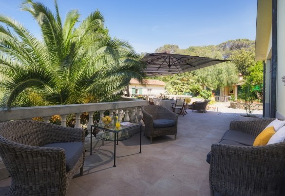 Il giardino è ben organizzato con diverse isole – Villa Gaius