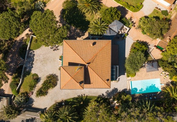 Il bellissimo giardino intorno alla proprietà si estende su circa 900 mq, è parzialmente recintato e interamente percorribile – Villa Gaius