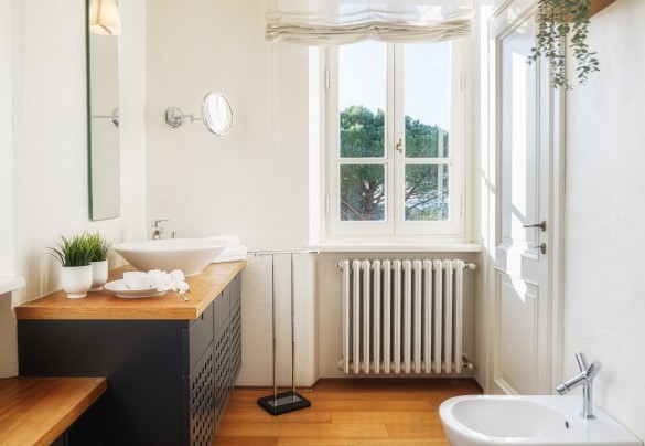 Bagno n. 2 con vasca e doccia, en-suite alla camera matrimoniale n. 2 al primo piano – Villa Gaius