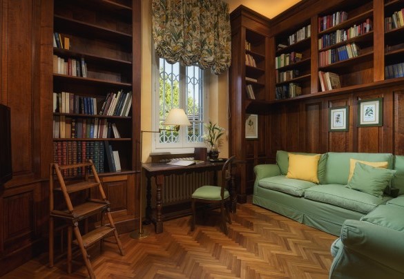 Comoda sala TV con libreria al piano terra – Villa Gaius