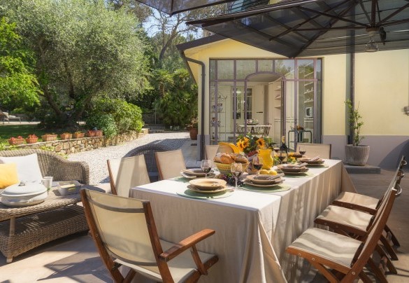 Di fronte alla veranda si trova la zona pranzo esterna – Villa Gaius