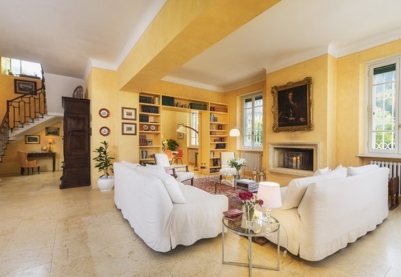 Nel salone d’ingresso troviamo l’elegante scala in marmo con ringhiera in ferro battuto che conduce ai piani superiori – Villa Gaius