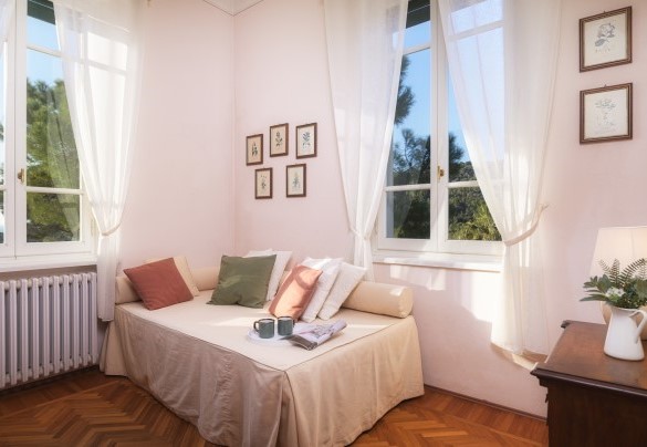 Camera matrimoniale n. 4 con letto alla francese al primo piano – Villa Gaius