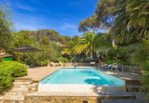 L’area piscina è delimitata da un muretto di pietra e piante ornamentali ed è circondata da piante ad alto fusto per garantirne la privacy – Villa Gaius