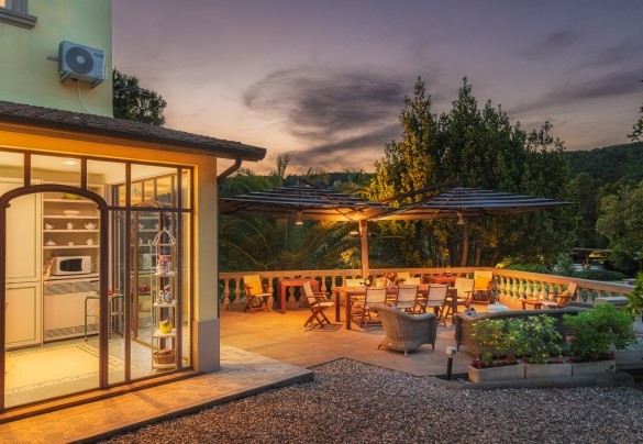 Di fronte alla veranda si trova la zona pranzo esterna – Villa Gaius
