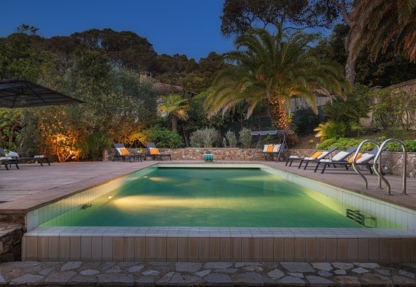 La piscina è raggiungibile dalla veranda tramite vialetto con ghiaia seguendo il perimetro della proprietà, salendo pochi scalini in pietra per accedere all’area solarium – Villa Gaius