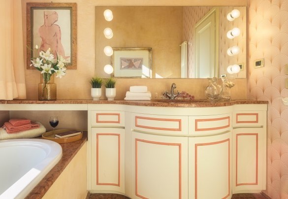 Bagno n. 1 con vasca, en-suite alla camera matrimoniale n. 1 al primo piano – Villa Gaius