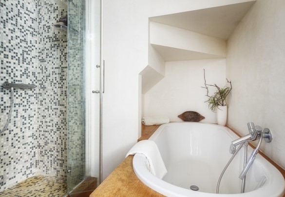 Bagno n. 2 con vasca e doccia, en-suite alla camera matrimoniale n. 2 al primo piano – Villa Gaius