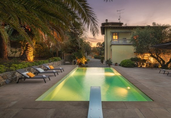 La piscina è dotata di illuminazione interna – Villa Gaius