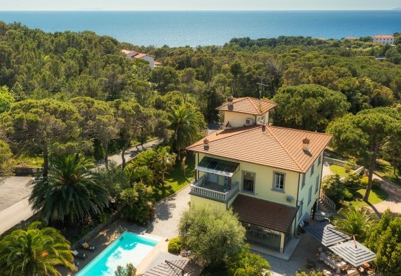 La villa, che risale alla fine dell’800, è stata ristrutturata nel 2004 dagli attuali proprietari, preservando e valorizzando lo stile liberty originario – Villa Gaius