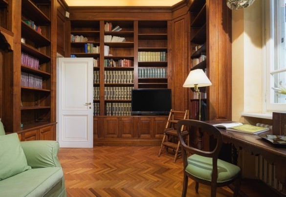 Comoda sala TV con libreria al piano terra – Villa Gaius