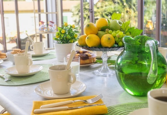 La bellissima veranda dove è allestita la sala da pranzo con un elegante tavolo in marmo – Villa Gaius