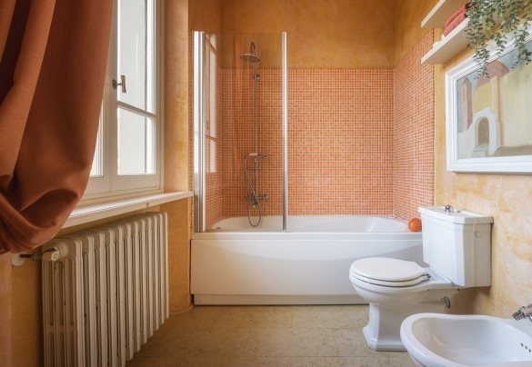 Bagno n. 3 con vasca e nappa per doccia al primo piano – Villa Gaius