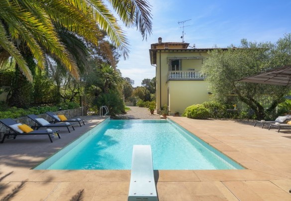 La piscina si trova nella zona retrostante alla villa, lungo il muro di cinta – Villa Gaius
