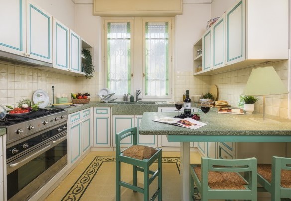 La cucina ben attrezzata con piano di lavoro in pietra – Villa Gaius