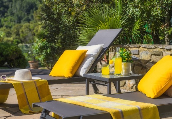 La zona solarium pavimentata ed arredata con lettini prendisole e ombrellone – Villa Gaius