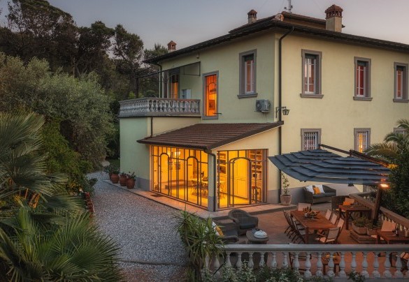 La bellissima veranda racchiusa da vetrate rifinite in ferro battuto e molto luminosa, un vero e proprio giardino d’inverno – Villa Gaius