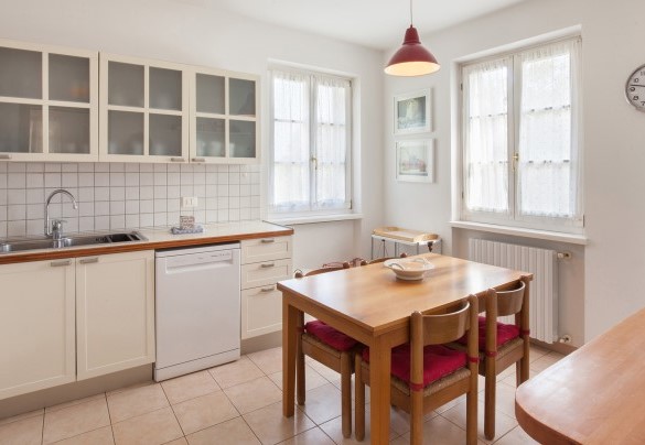 La cucina ben attrezzata dispone anche di un tavolo - Villa Gasco