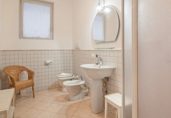 Bagno con doccia nel piano interrato - Villa Gasco