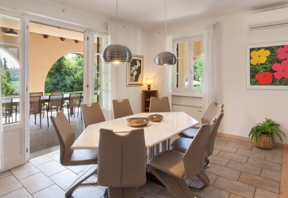 Dalla sala da pranzo si accede al porticato con tavolo - Villa Gasco