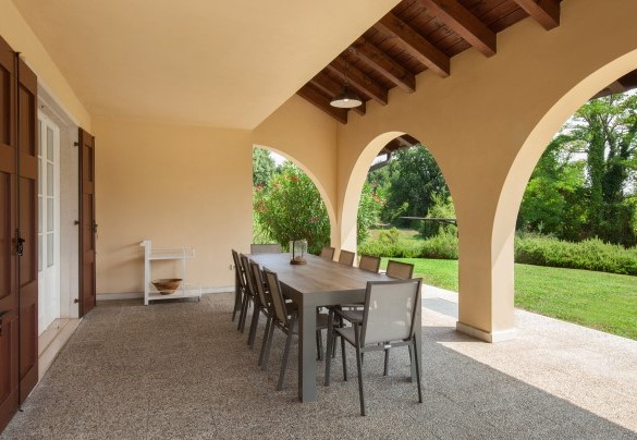 Tavolo esterno con sedie - Villa Gasco