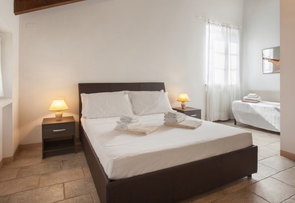 Camera matrimoniale (1) con bagno ensuite e letto singolo - Villa Gasco