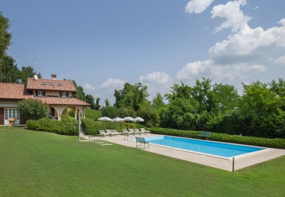 La piscina misura 10 x 6 m - Villa Gasco