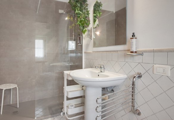Bagno con doccia ensuite della camera matrimoniale (1) - Villa Gasco