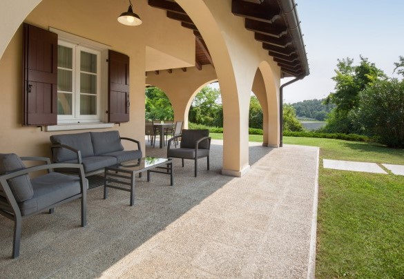 Salottino sotto il porticato - Villa Gasco
