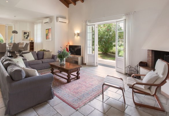 Al pianoterra la zona living si trova vicino alla sala da pranzo - Villa Gasco