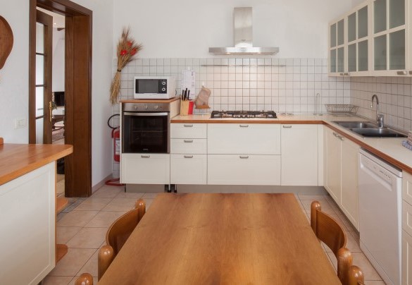 La cucina è molto spaziosa e fornita di tutti gli elettrodomestici necessari - Villa Gasco