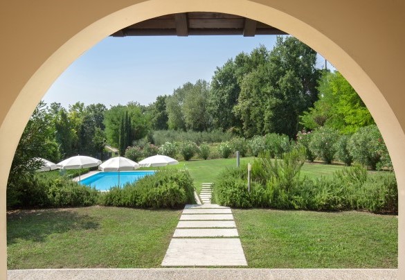 Veduta sulla piscina dal porticato - Villa Gasco