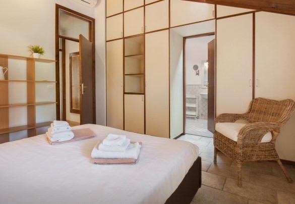 Accesso al bagno ensuite della camera matrimoniale (2) - Villa Gasco