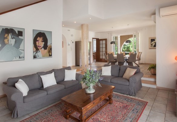 Dalla sala da pranzo si accede alla cucina - Villa Gasco