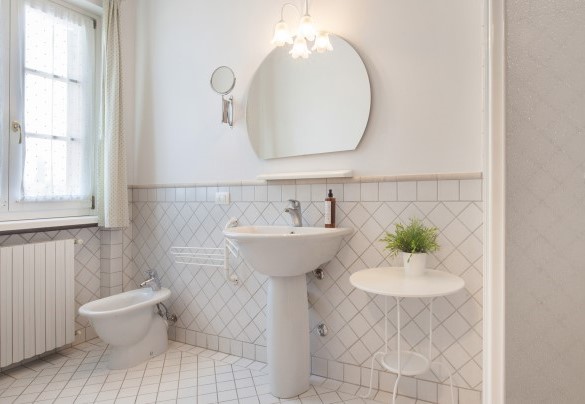Bagno con doccia di fronte alla camera doppia al pianoterra (3) - Villa Gasco