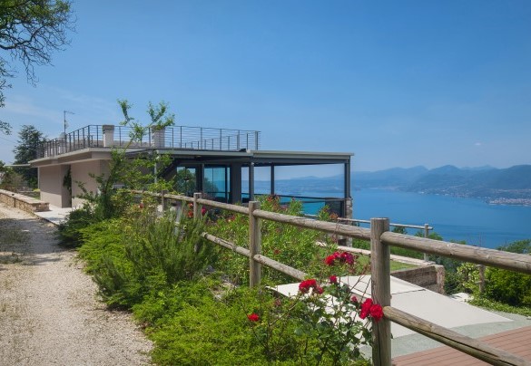 Vista della Villa dalla stradina di accesso al parcheggio - Villa Gemmma
