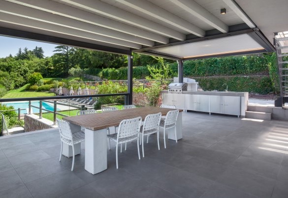 La terrazza attrezzata di grande tavolo e BBQ - Villa Gemmma