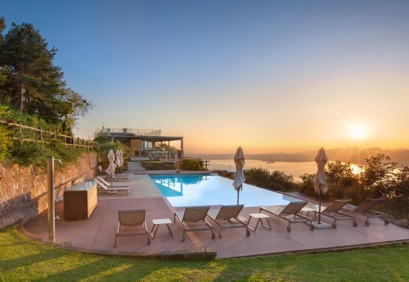Vista panoramica dal parcheggio sulla Villa e piscina - Villa Gemmma