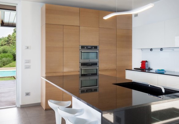 Dettaglio della cucina con isola centrale - Villa Gemmma