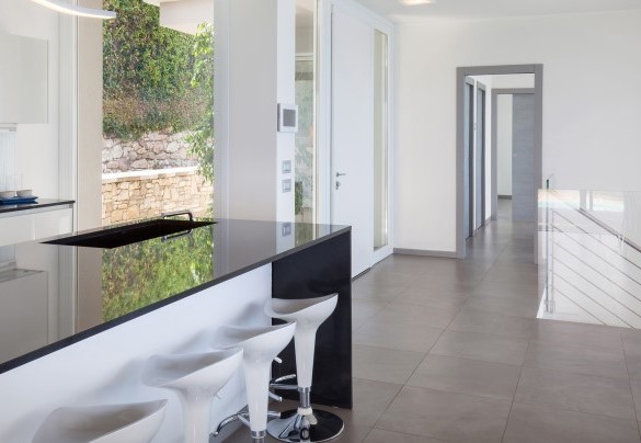 Dalla zona pranzo si accede alla zona notte del 1 piano - Villa Gemmma