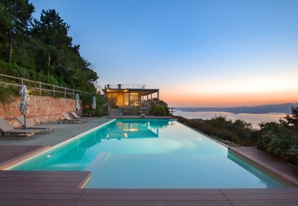 Vista della Villa e della piscina al tramonto - Villa Gemmma