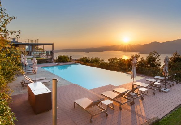 La piscina è attrezzata con comodi lettini ed ombrelloni - Villa Gemmma