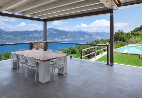 La terrazza attrezzata a cui si accede dalla portafinestra della cucina - Villa Gemmma